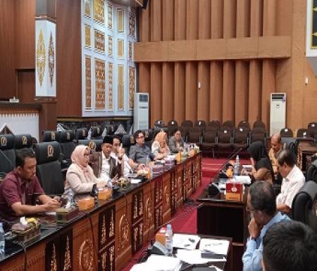 Komisi II DPRD Pekanbaru rapat evaluasi kinerja tiga BUMD di Pekanbaru (foto/Mimi)